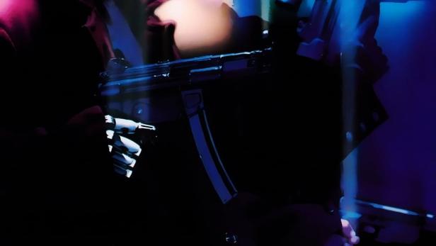 Ein futuristisches Bild mit bewaffneten Figuren und dem Titel „Nemesis“.