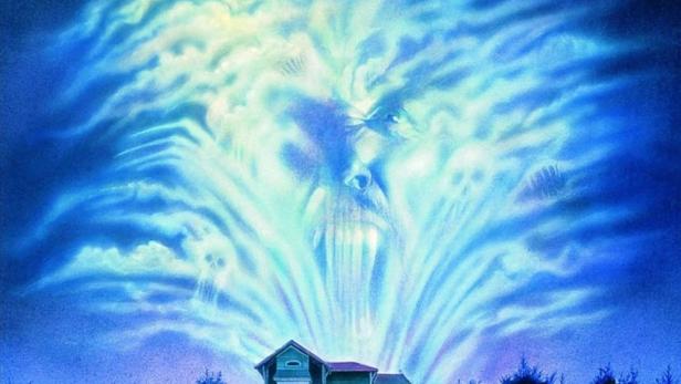 Das Filmplakat für „Witchtrap“ zeigt ein Haus unter einem gespenstischen Gesicht im Himmel.