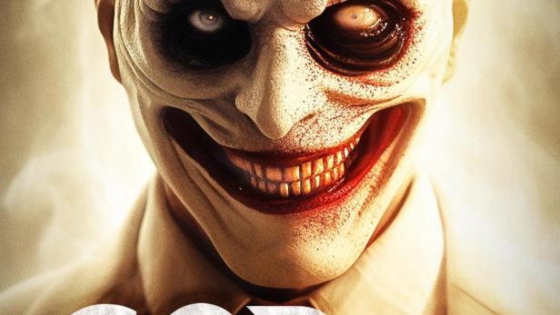 Das Cover des Horrorfilms „God of Pain“ zeigt einen Mann mit blutverschmiertem Gesicht und unheimlichem Grinsen.