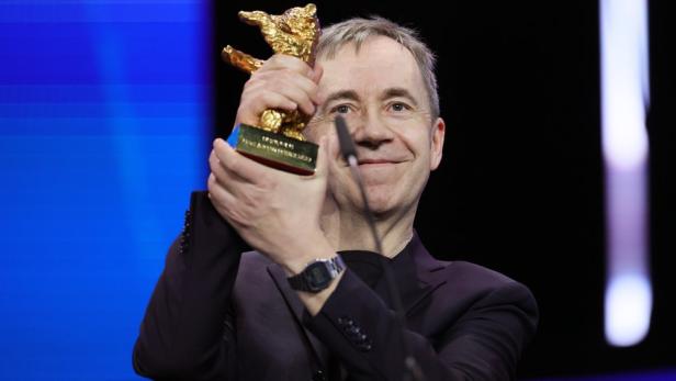 Dag Johan Haugerud hält auf der Berlinale 2025 einen goldenen Bären in den Händen.