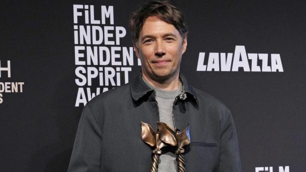 Sean Baker bei den Independent Spirit Awards 2025 mit einem Preis.