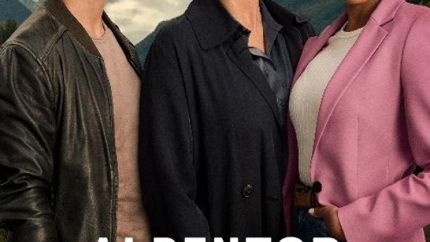 Drei Personen vor einer Bergkulisse für den „Alpentod“-Krimi.