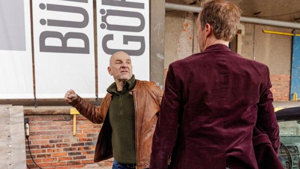 Ein Mann in Lederjacke droht einer Person im Anzug, möglicherweise eine Szene aus „Wolfsland – Schwarzer Spiegel“.