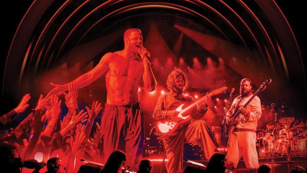 Die Band Imagine Dragons tritt live mit dem LA Film Orchestra in der Hollywood Bowl auf.