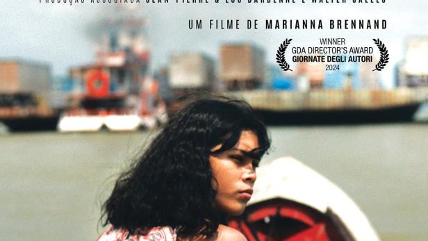 Ein Filmposter für „Manas“ zeigt eine junge Frau in einem Boot auf dem Wasser.