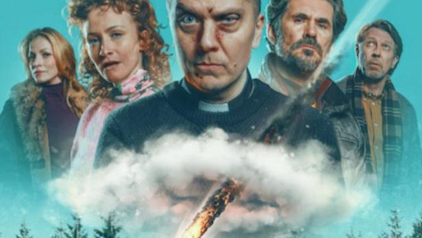 Das Filmplakat für „Little Siberia“ zeigt eine Gruppe von Menschen vor einem Meteoriten und einer verschneiten Landschaft.