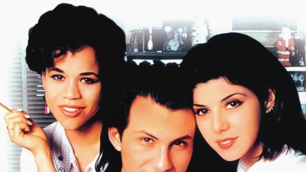 Das Filmplakat für „Real Love“ zeigt drei junge Erwachsene.