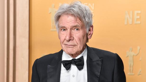Harrison Ford in einem schwarzen Smoking mit Fliege.