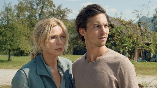 Aglaia Szyszkowitz und Daniel Gawlowski in einer Szene aus „Alpentod“.