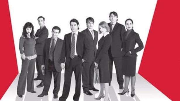 Das Filmplakat für „El Método“ zeigt eine Gruppe von Bewerbern in Anzügen.