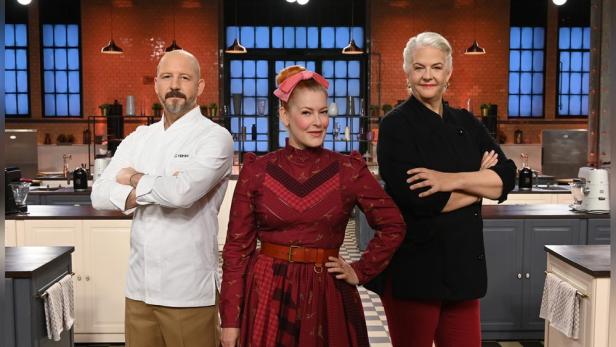 Die drei Juroren von „Das große Promibacken“ posieren in der Backstube.