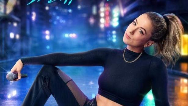 Iliza Shlesinger posiert für ihr Comedy-Special „A Different Animal“.