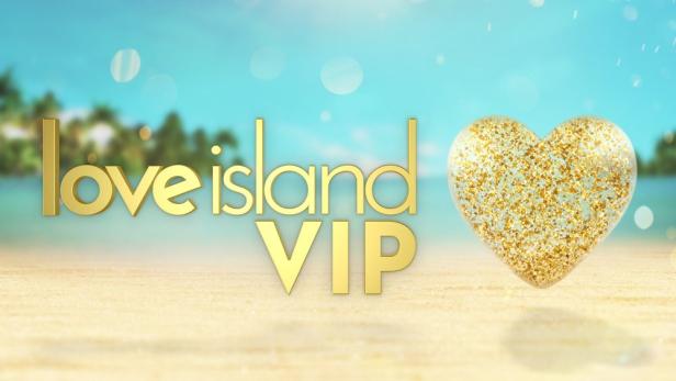 Das Logo von „Love Island VIP“ vor einem Strandhintergrund mit einem goldenen Herz.