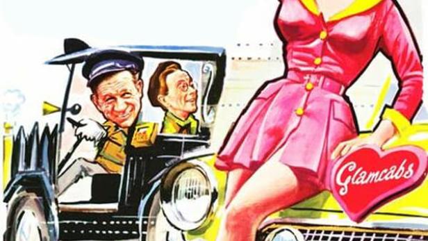 Eine Frau im rosa Outfit posiert auf einem Taxi, während zwei Taxifahrer zusehen.