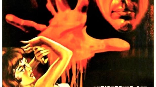 Das Filmplakat für „Brennender Tod“ mit Christopher Lee und Peter Cushing.