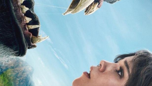 Eine junge Frau blickt in den aufgerissenen Rachen eines Monsters; Filmposter „Death of a Unicorn“.