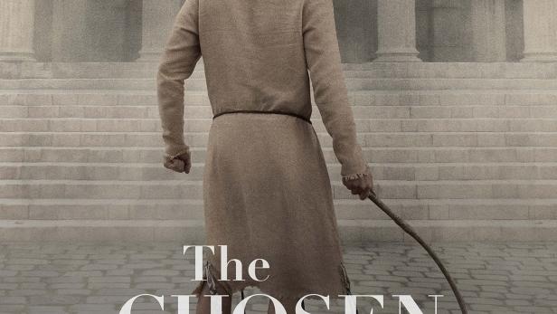 Ein Mann mit einer Peitsche steht vor einem Gebäude im Stil der Antike, Plakat für „The Chosen: Das letzte Abendmahl“.