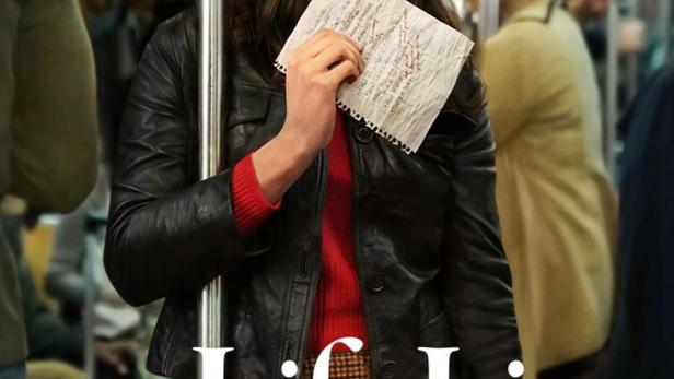 Sofia Carson hält in der U-Bahn einen Zettel in der Hand, Plakat für „The Life List“.