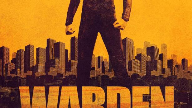 Ein Mann im Superheldenkostüm steht vor einer Stadtkulisse; darüber der Titel „Warden“.