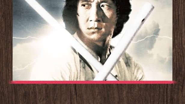 Das Filmplakat von „Meister aller Klassen III“ mit Jackie Chan, der zwei Stäbe hält.