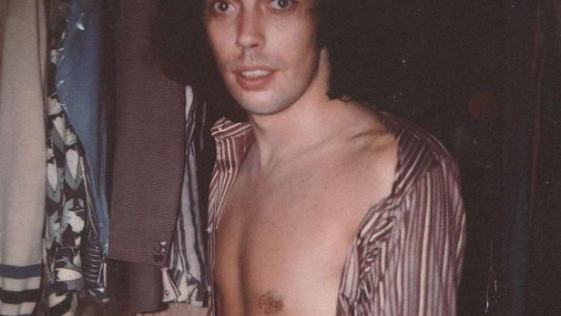 Ein Foto von Tim Curry, das für „Strange Journey: The Story of Rocky Horror“ aufgenommen wurde.