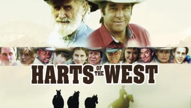 Das Filmplakat für „Harts of the West“ zeigt zwei Männer mit Cowboyhüten und Pferde im Nebel.
