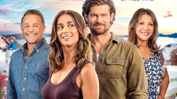 Das Filmplakat für „Discovering Love“ zeigt Liliana Tandon, Tim Rogan, Louis Mandylor und Cheri Oteri vor einer Küstenlandschaft.