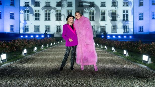 Heidi Klum und Twiggy posieren vor einem Gebäude für „Germany’s Next Topmodel“.