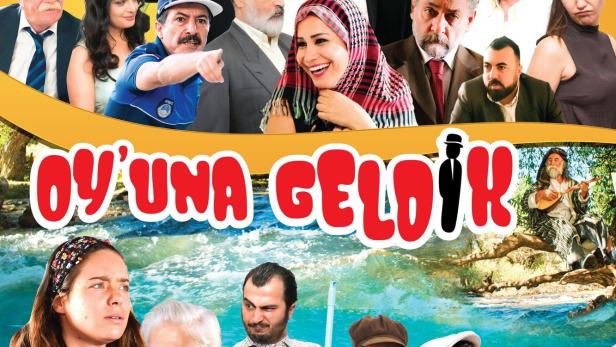 Das Filmplakat für „Oyuna Geldik“ zeigt eine Gruppe von Schauspielern vor einer Bergkulisse.