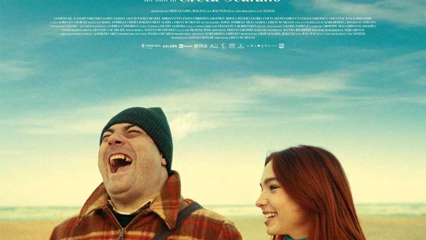 Das Filmplakat für „La Vita Da Grandi“ zeigt Matilda De Angelis und Yuri Tuci am Strand.