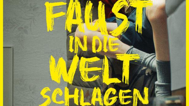 Das Filmplakat für „Mit der Faust in die Welt schlagen“ zeigt zwei Jungen auf einer Couch.