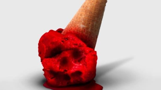 Ein rotes, geschmolzenes Eis liegt auf dem Boden, der Titel „Hell of Summer“ ist zu sehen.