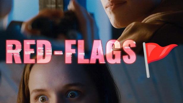 Das Filmplakat für „Red Flags“ zeigt zwei Jugendliche vor einem Bildschirm.