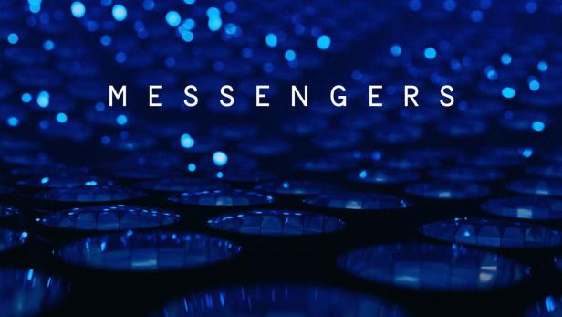Das blaue Filmplakat für „Messengers“ zeigt stilisierte Lichtpunkte.