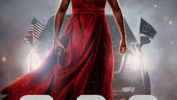 Eine Frau im roten Kleid mit einer Pistole vor einem Auto mit US-amerikanischer Flagge im Filmplakat „G20“.