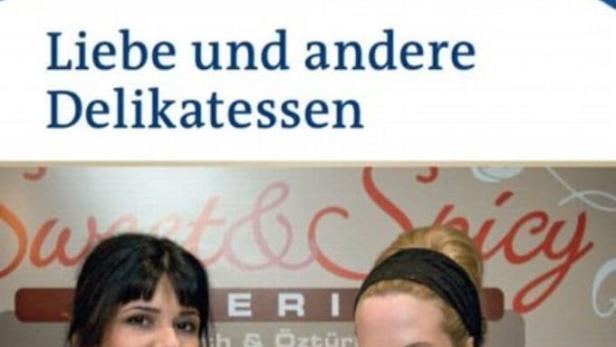 Zwei Frauen stehen vor einer Theke mit Delikatessen für „Liebe und andere Delikatessen“.