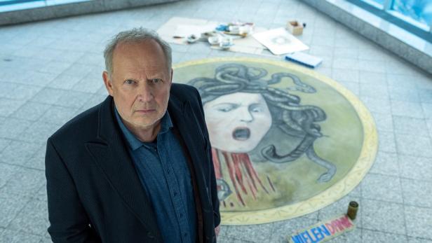 Kommissar Borowski steht vor einem Medusa-Gemälde am Tatort.