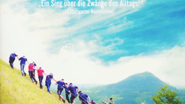 Das Cover des Films „Genkingen – Ein schwäbisches Volksmärchen“ zeigt Menschen, die ein Boot einen Hügel hochziehen.