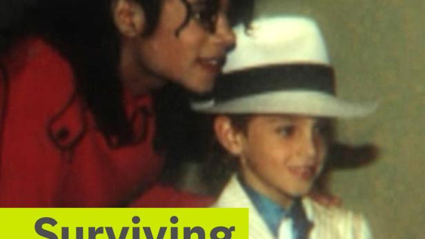 Michael Jackson mit einem jungen Mann im weißen Anzug und Hut.