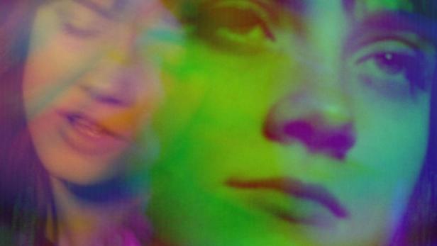 Das Poster für den Film „Chameleon“ zeigt das Gesicht einer jungen Frau in bunten Farben.