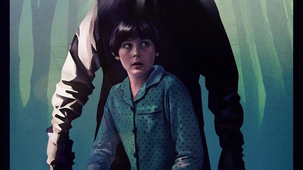 Ein Junge im Schlafanzug steht vor einer dunklen Gestalt mit einem leuchtenden Kopf.