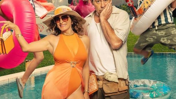 Das Filmplakat für „El Casoplón“ zeigt eine Familie an einem Pool.