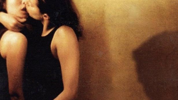 Das Filmplakat für „Choses secrètes“ zeigt zwei Frauen, die sich küssen.