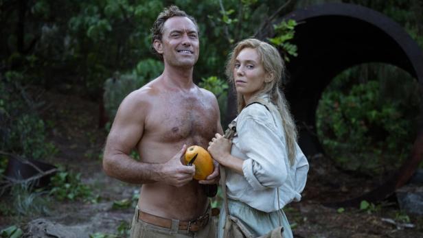 Jude Law und Alicia Vikander stehen im Film „Firebrand“ zusammen im Freien.