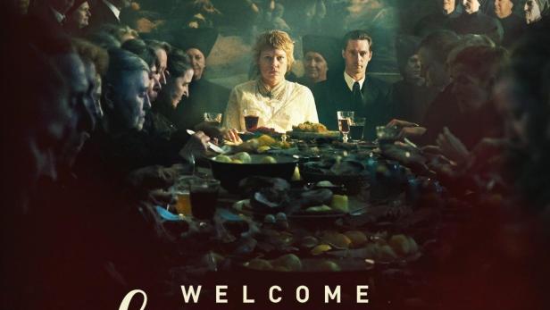 Das Filmplakat für „Welcome Home Baby“ zeigt eine Abendmahlszene mit den Schauspielern Julia Franz Richter und Reinout Scholten van Aschat.