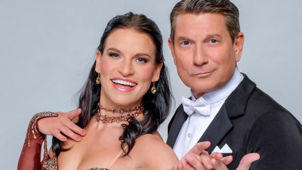 Conny Kreuter und Wolfgang „Fifi“ Pissecker posieren in Tanzkleidung.