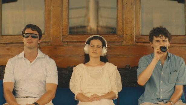 Patrick Schwarzenegger, Mia Goth und Leo Woodall in einer Szene aus „The White Lotus“.