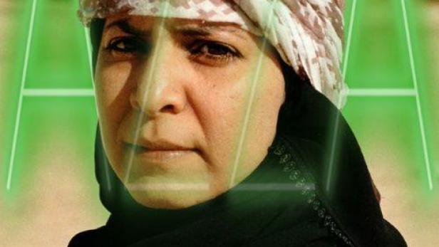 Das Filmplakat für „Azza“ zeigt eine Frau mit Kopftuch vor einem Wüstensandhintergrund.
