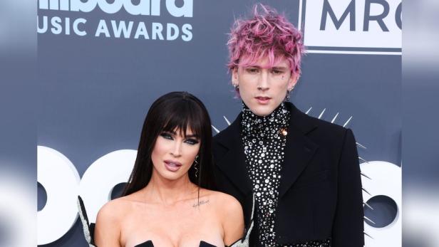 Megan Fox und Machine Gun Kelly posieren auf dem roten Teppich.