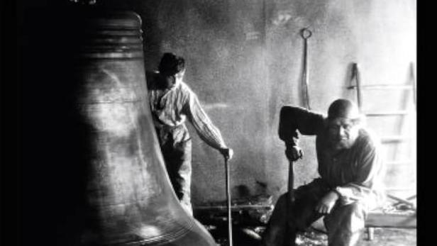 Das Filmplakat für „Der Schatz“ von Georg Wilhelm Pabst zeigt zwei Arbeiter neben einer großen Glocke.